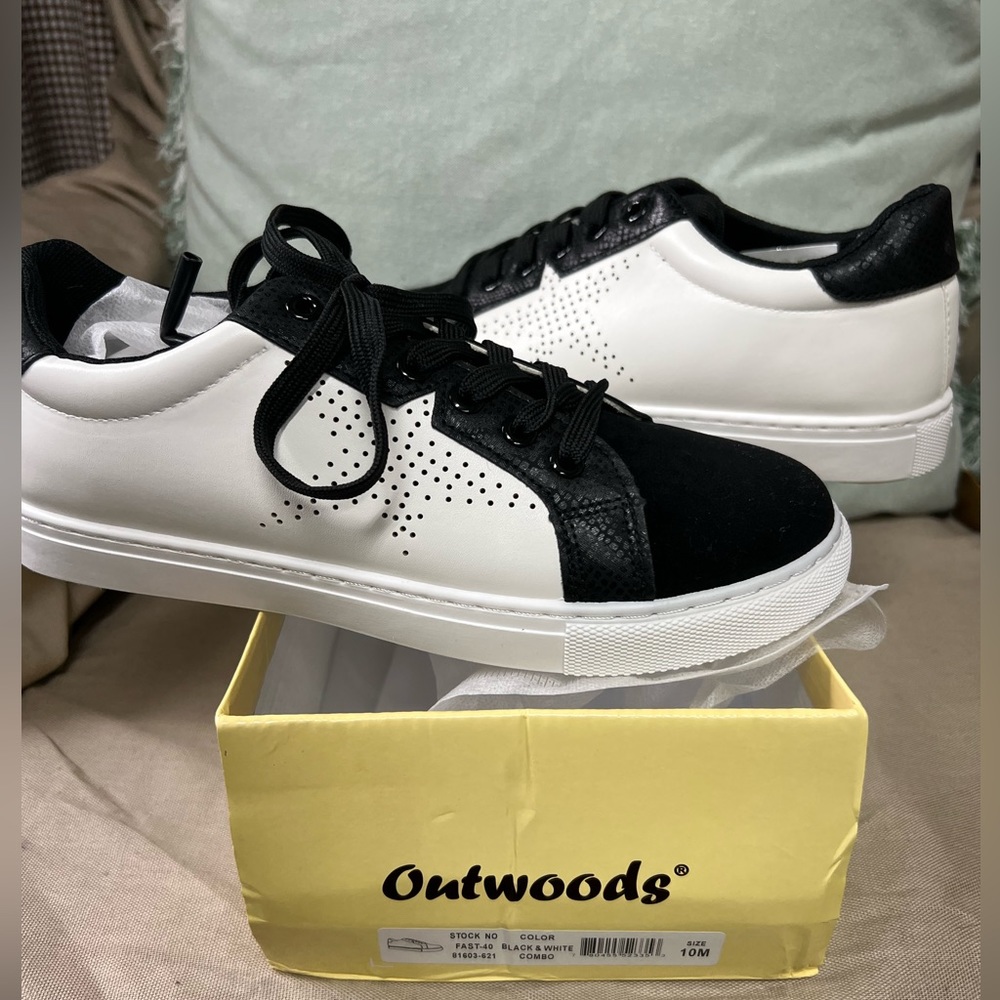 Women sneakers size 10